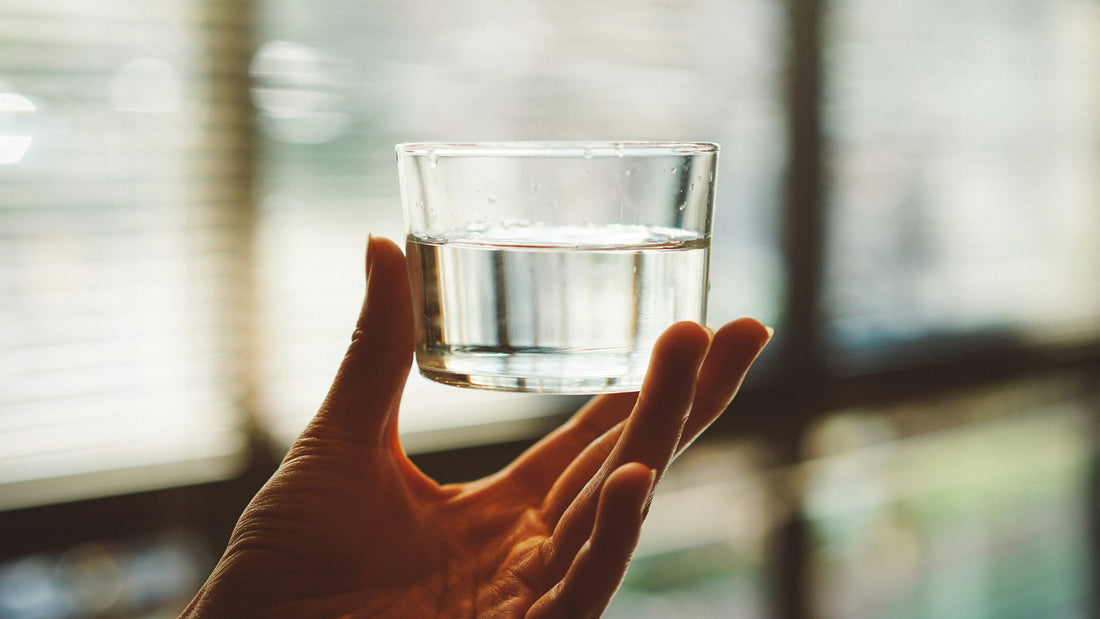 bebe agua pura